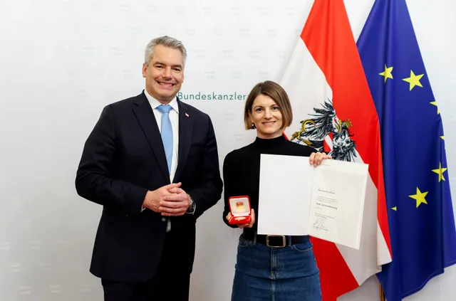 Christine Hoffmann-Schütz bei der Übergabe der Dank- und Anerkennungsmedaille der Republik Österreich.